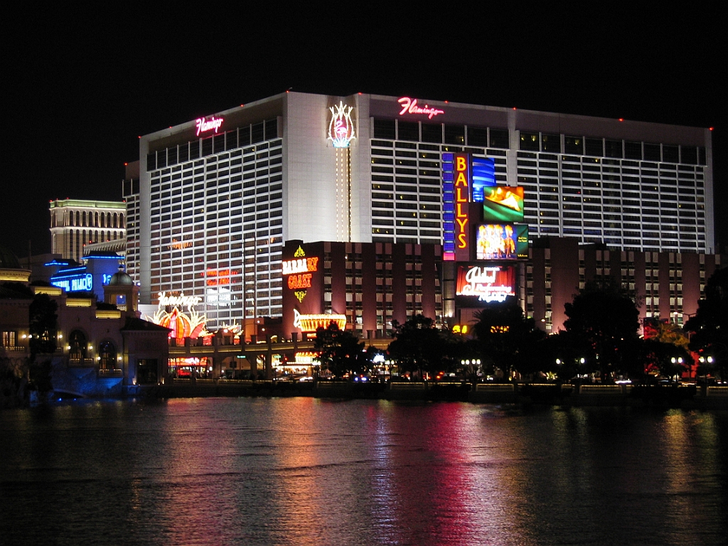 040 Flamingo depuis Bellagio de nuit.jpg